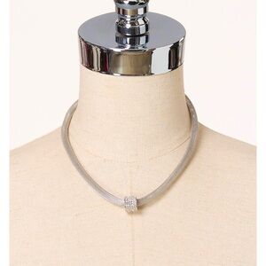 Stylish Silver Mesh Necklace with Sparkle